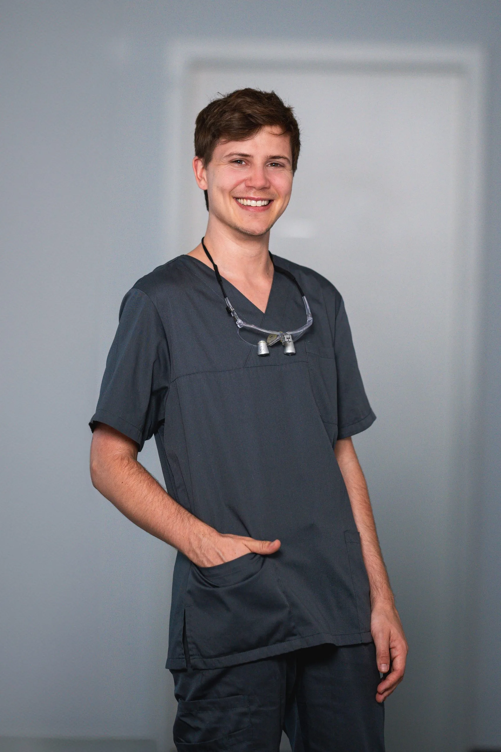 Porträt von Luca Klein in Praxiskleidung
